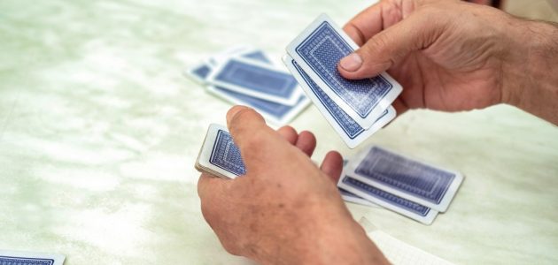 Roliga kortspel att spela under semestern